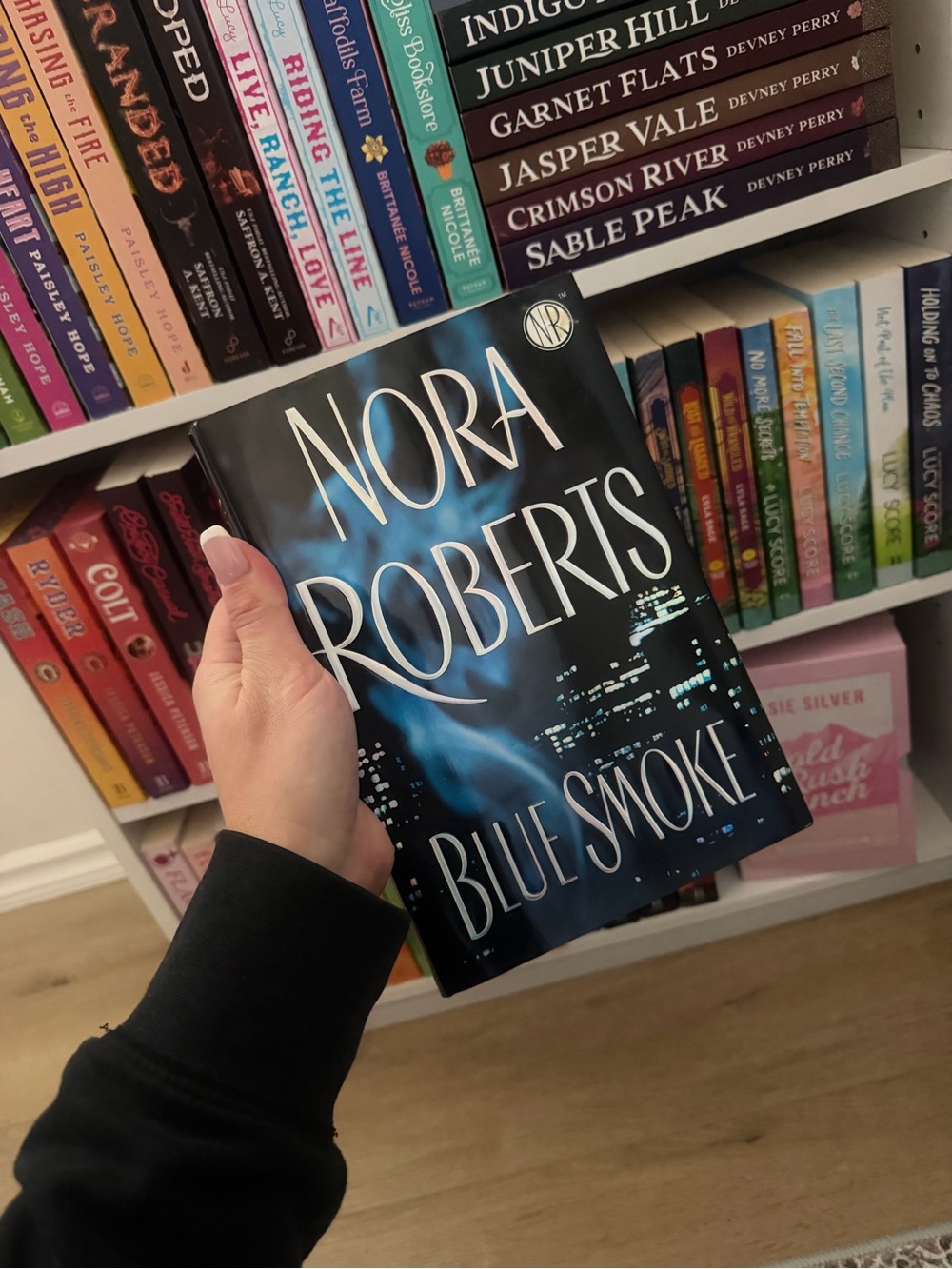 Blue Smoke by Nora Robertโs